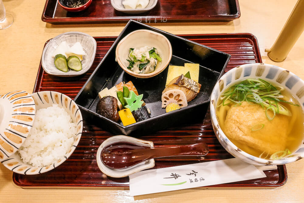 大阪日式定食套餐 烤魚豆皮烏龍麵｜阿新筆記