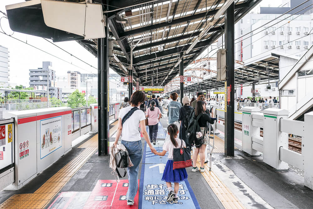 大阪車站月台搭電車進市區｜trifa eSIM 導航實測｜阿新筆記