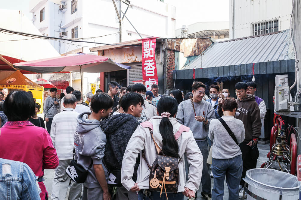 台中 樂成宮 點香處排隊人潮