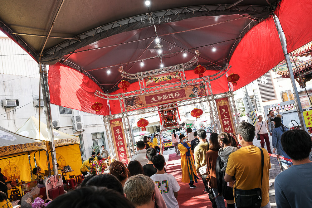 台中 樂成宮 母德蒼生牌樓紅毯通道