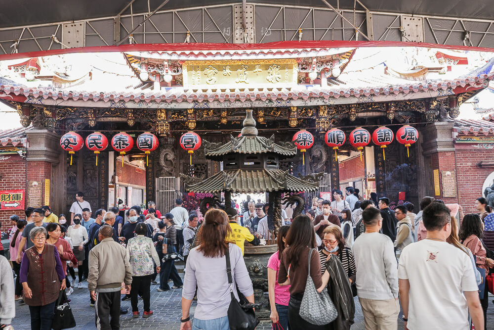 台中 樂成宮 廟埕紅燈籠與參拜人潮