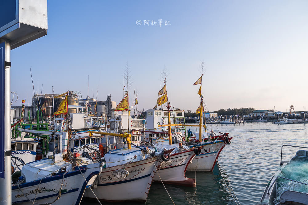 梧棲漁港 台中新 貝塔之光 吃美食 買魚貨 賞夕陽 激推 阿新筆記