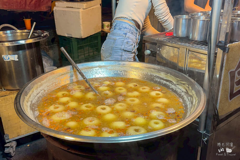 白玉烤梨,台中白玉烤梨,台中夜市烤梨,台中小吃,白玉烤梨排隊,大慶夜市烤梨,台中冬季美食,梨子甜點,銀耳燉烤梨,台中特色小吃 