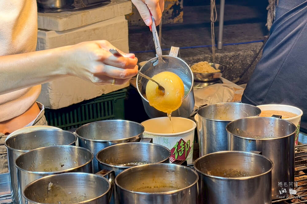 台中冬季美食,台中夜市烤梨,台中小吃,台中特色小吃,台中白玉烤梨,大慶夜市烤梨,旱溪夜市,旱溪夜市美食,梨子甜點,白玉烤梨,白玉烤梨排隊,銀耳燉烤梨 @捲毛阿偉 白玉烤梨,台中白玉烤梨,台中夜市烤梨,台中小吃,白玉烤梨排隊,大慶夜市烤梨,台中冬季美食,梨子甜點,銀耳燉烤梨,台中特色小吃