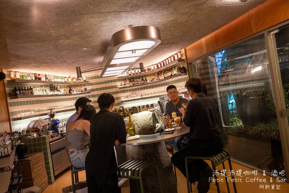 Petit Petit,台中Petit Petit,台中勤美酒吧,台中酒吧推薦,勤美美食,台中深夜酒吧,Petit Petit調酒,台中約會餐廳,勤美夜生活,台中特色酒吧