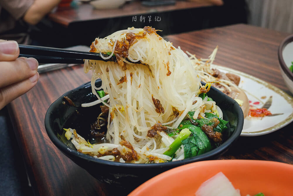 品味香麵攤 油蔥肉燥拌麵 夾起