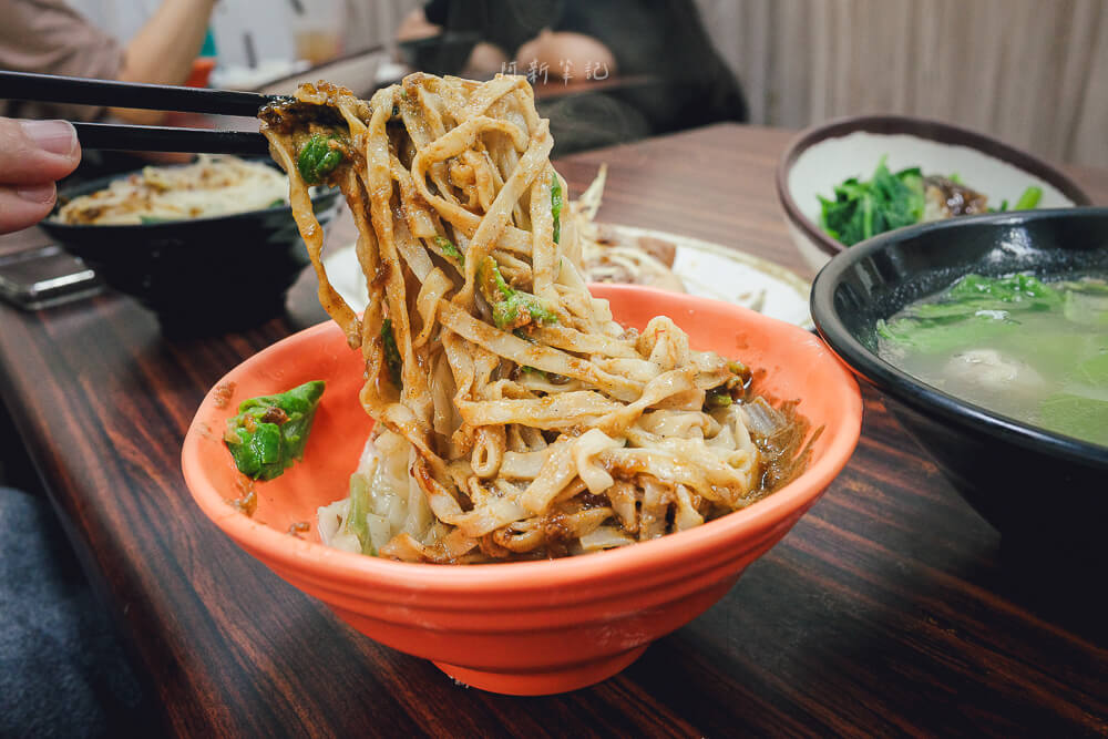 品味香麵攤 麻醬麵 拌開夾起 麵條