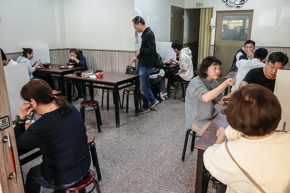 台中南屯 品味香麵攤 店內用餐環境 明亮乾淨有冷氣
