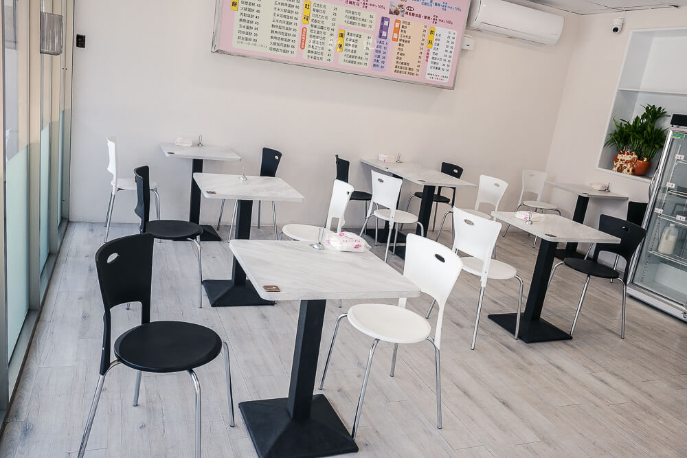 大力酥皮蛋餅長億店室內座位區