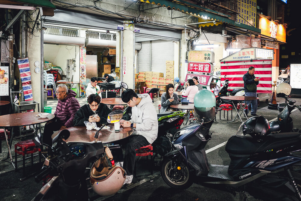 姊妹牛羊肉,台中美食,台中宵夜推薦,忠孝夜市美食,姊妹牛羊肉評價,台中必吃羊肉爐,忠孝夜市小吃,台中晚餐推薦 台中 姊妹牛羊肉 騎樓內用座位區