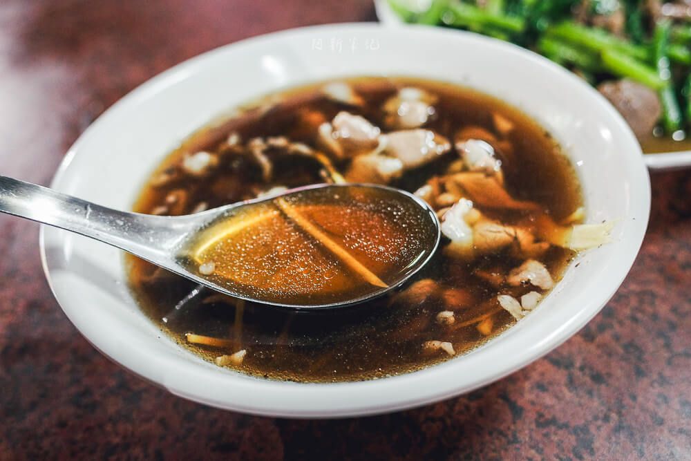 姊妹牛羊肉,台中美食,台中宵夜推薦,忠孝夜市美食,姊妹牛羊肉評價,台中必吃羊肉爐,忠孝夜市小吃,台中晚餐推薦 台中 姊妹牛羊肉 當歸湯頭特寫