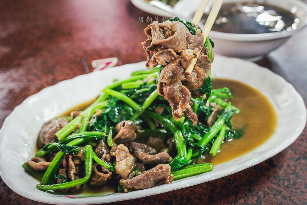 姊妹牛羊肉,台中美食,台中宵夜推薦,忠孝夜市美食,姊妹牛羊肉評價,台中必吃羊肉爐,忠孝夜市小吃,台中晚餐推薦 台中 姊妹牛羊肉 炒羊肉肉量特寫