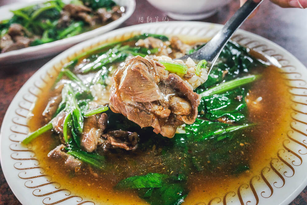 台中 姊妹牛羊肉 帶皮羊肉塊燴飯特寫