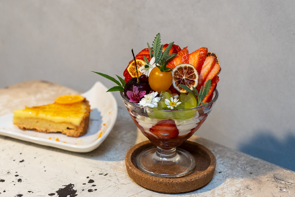 定邦咖啡,定邦咖啡季節菜單,定邦咖啡水蜜桃冰沙,定邦咖啡訂位,宜蘭IG打卡甜點,宜蘭三合院咖啡廳,宜蘭老宅下午茶,宜蘭限定美食,礁溪必吃水果甜點,礁溪浮誇系甜點,礁溪特色咖啡廳推薦 @捲毛阿偉 定邦咖啡,礁溪浮誇系甜點,宜蘭三合院咖啡廳,定邦咖啡水蜜桃冰沙,宜蘭老宅下午茶,礁溪必吃水果甜點,定邦咖啡訂位,宜蘭限定美食,礁溪特色咖啡廳推薦,定邦咖啡季節菜單,宜蘭IG打卡甜點