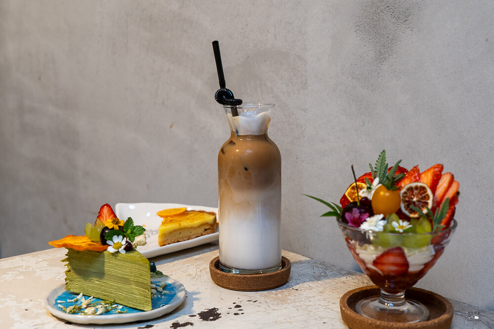 定邦咖啡,定邦咖啡季節菜單,定邦咖啡水蜜桃冰沙,定邦咖啡訂位,宜蘭IG打卡甜點,宜蘭三合院咖啡廳,宜蘭老宅下午茶,宜蘭限定美食,礁溪必吃水果甜點,礁溪浮誇系甜點,礁溪特色咖啡廳推薦 @捲毛阿偉 定邦咖啡,礁溪浮誇系甜點,宜蘭三合院咖啡廳,定邦咖啡水蜜桃冰沙,宜蘭老宅下午茶,礁溪必吃水果甜點,定邦咖啡訂位,宜蘭限定美食,礁溪特色咖啡廳推薦,定邦咖啡季節菜單,宜蘭IG打卡甜點