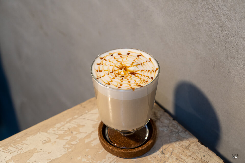 定邦咖啡,定邦咖啡季節菜單,定邦咖啡水蜜桃冰沙,定邦咖啡訂位,宜蘭IG打卡甜點,宜蘭三合院咖啡廳,宜蘭老宅下午茶,宜蘭限定美食,礁溪必吃水果甜點,礁溪浮誇系甜點,礁溪特色咖啡廳推薦 @捲毛阿偉 定邦咖啡,礁溪浮誇系甜點,宜蘭三合院咖啡廳,定邦咖啡水蜜桃冰沙,宜蘭老宅下午茶,礁溪必吃水果甜點,定邦咖啡訂位,宜蘭限定美食,礁溪特色咖啡廳推薦,定邦咖啡季節菜單,宜蘭IG打卡甜點