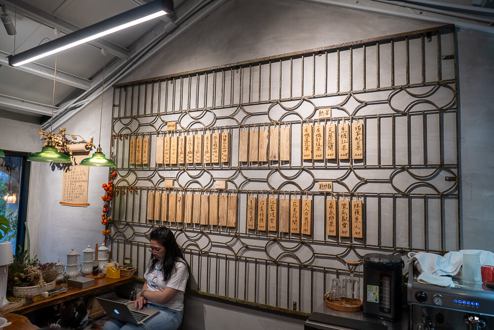 定邦咖啡,定邦咖啡季節菜單,定邦咖啡水蜜桃冰沙,定邦咖啡訂位,宜蘭IG打卡甜點,宜蘭三合院咖啡廳,宜蘭老宅下午茶,宜蘭限定美食,礁溪必吃水果甜點,礁溪浮誇系甜點,礁溪特色咖啡廳推薦 @捲毛阿偉 定邦咖啡,礁溪浮誇系甜點,宜蘭三合院咖啡廳,定邦咖啡水蜜桃冰沙,宜蘭老宅下午茶,礁溪必吃水果甜點,定邦咖啡訂位,宜蘭限定美食,礁溪特色咖啡廳推薦,定邦咖啡季節菜單,宜蘭IG打卡甜點