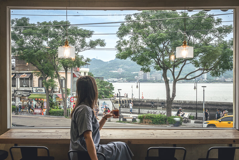 嗜甜漁港店,嗜甜,嗜甜甜點,嗜甜義式冰淇淋,嗜甜菜單,嗜甜價格,嗜甜營業時間,嗜甜地址,淡水海景咖啡,淡水咖啡廳推薦,淡水甜點,滬尾漁港咖啡廳,淡水手作甜點,淡水IG景點,寵物友善咖啡廳