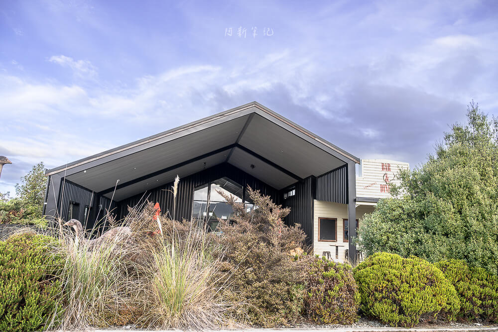 Alpine Centre Cafe & Bar,蒂阿瑙咖啡廳,紐西蘭Te Anau,蒂阿瑙美食,米佛峽灣中繼站,餵食羊駝 Alpine Centre Cafe & Bar,蒂阿瑙咖啡廳,紐西蘭Te Anau,蒂阿瑙美食,米佛峽灣中繼站,餵食羊駝