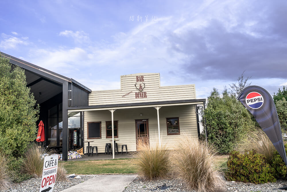 Alpine Centre Cafe & Bar,蒂阿瑙咖啡廳,紐西蘭Te Anau,蒂阿瑙美食,米佛峽灣中繼站,餵食羊駝