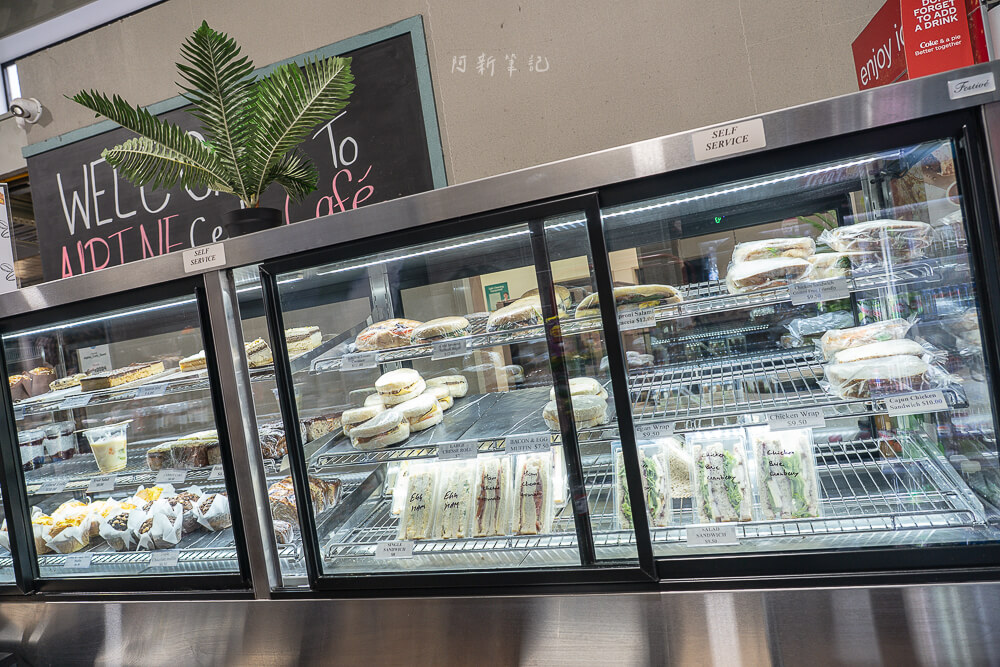 Alpine Centre Cafe & Bar,蒂阿瑙咖啡廳,紐西蘭Te Anau,蒂阿瑙美食,米佛峽灣中繼站,餵食羊駝 Alpine Centre Cafe & Bar,蒂阿瑙咖啡廳,紐西蘭Te Anau,蒂阿瑙美食,米佛峽灣中繼站,餵食羊駝