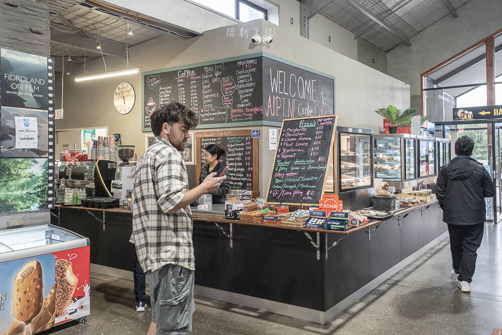 Alpine Centre Cafe & Bar,蒂阿瑙咖啡廳,紐西蘭Te Anau,蒂阿瑙美食,米佛峽灣中繼站,餵食羊駝