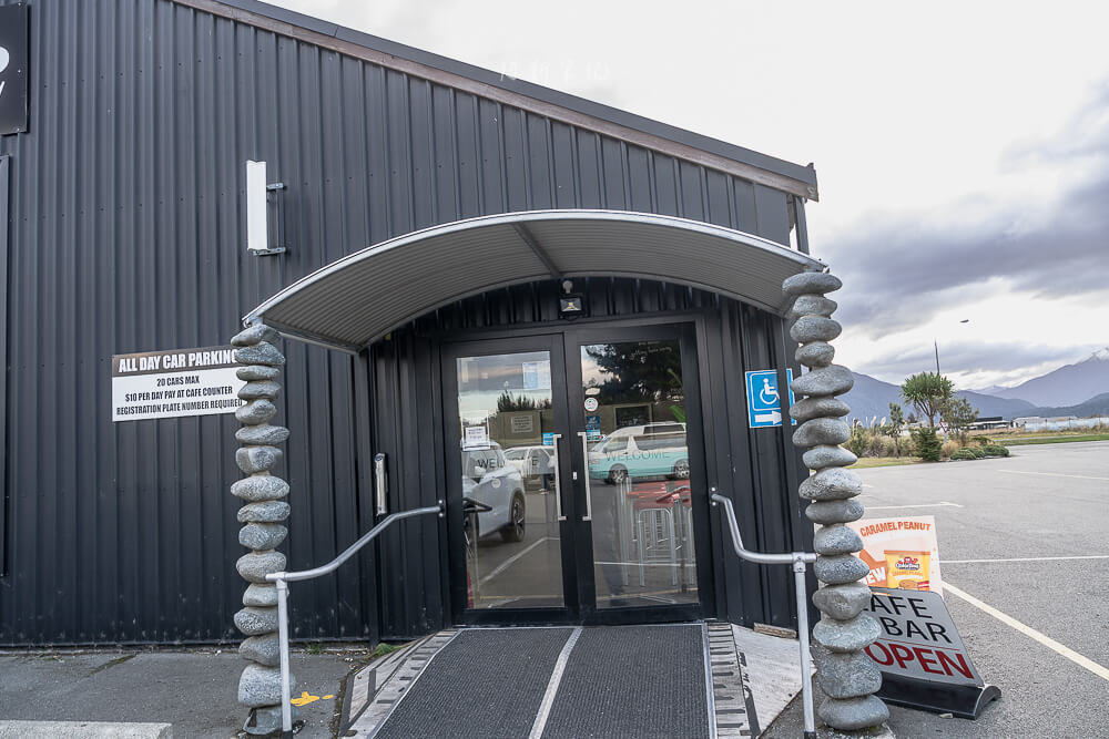 Alpine Centre Cafe & Bar,蒂阿瑙咖啡廳,紐西蘭Te Anau,蒂阿瑙美食,米佛峽灣中繼站,餵食羊駝
