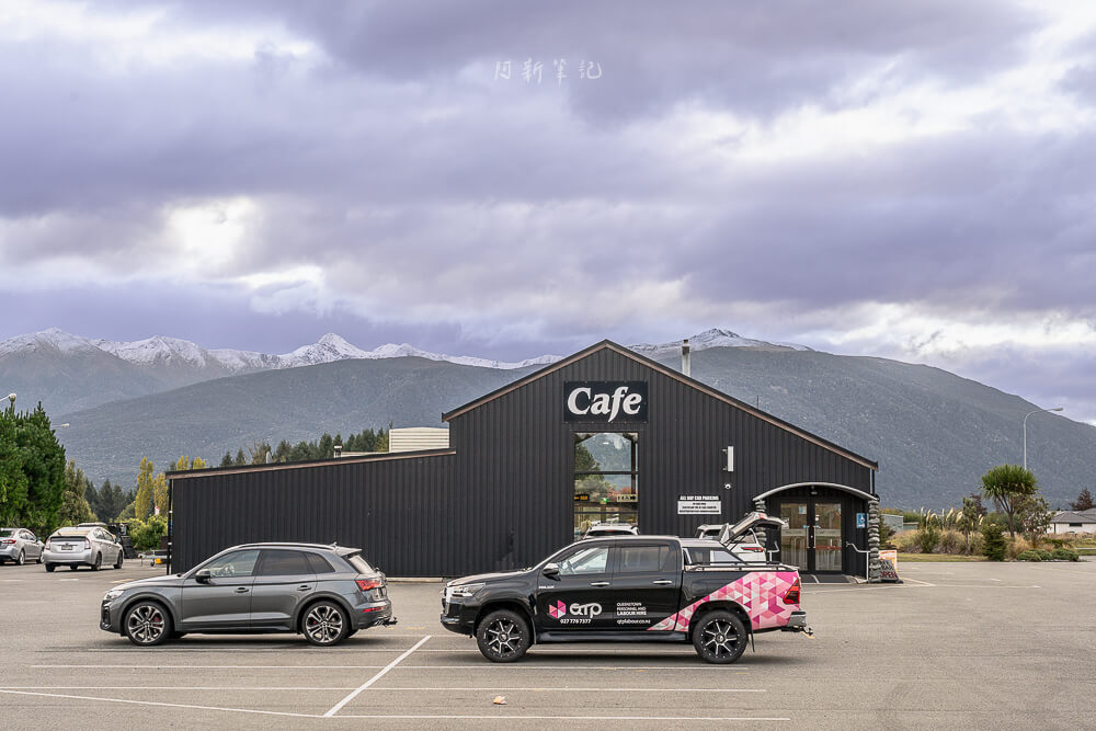 Alpine Centre Cafe & Bar,蒂阿瑙咖啡廳,紐西蘭Te Anau,蒂阿瑙美食,米佛峽灣中繼站,餵食羊駝 Alpine Centre Cafe & Bar,蒂阿瑙咖啡廳,紐西蘭Te Anau,蒂阿瑙美食,米佛峽灣中繼站,餵食羊駝