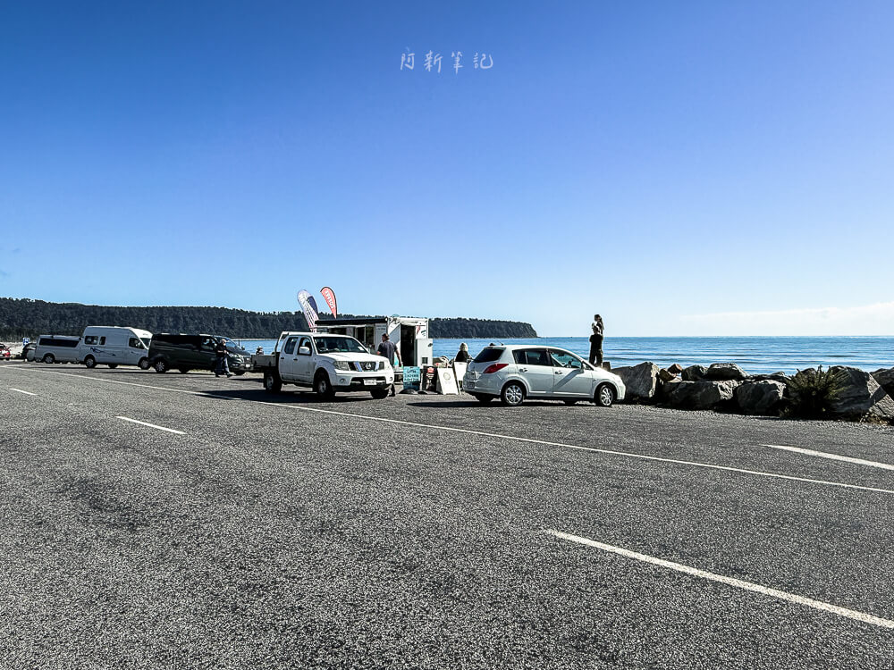 Bruce Bay Coffee Cart,紐西蘭咖啡車,西岸咖啡推薦,紐西蘭自駕咖啡站,南島海邊咖啡,紐西蘭自駕秘境,紐西蘭美食推薦,Bruce Bay景點,紐西蘭打卡咖啡車,紐西蘭公路美食,紐西蘭沿途咖啡,南島咖啡推薦,Bruce Bay休息站,紐西蘭景觀咖啡,南島海岸景點,紐西蘭自由行路線,南島咖啡地圖,紐西蘭露營自駕,Bruce Bay stop,紐西蘭西岸行程