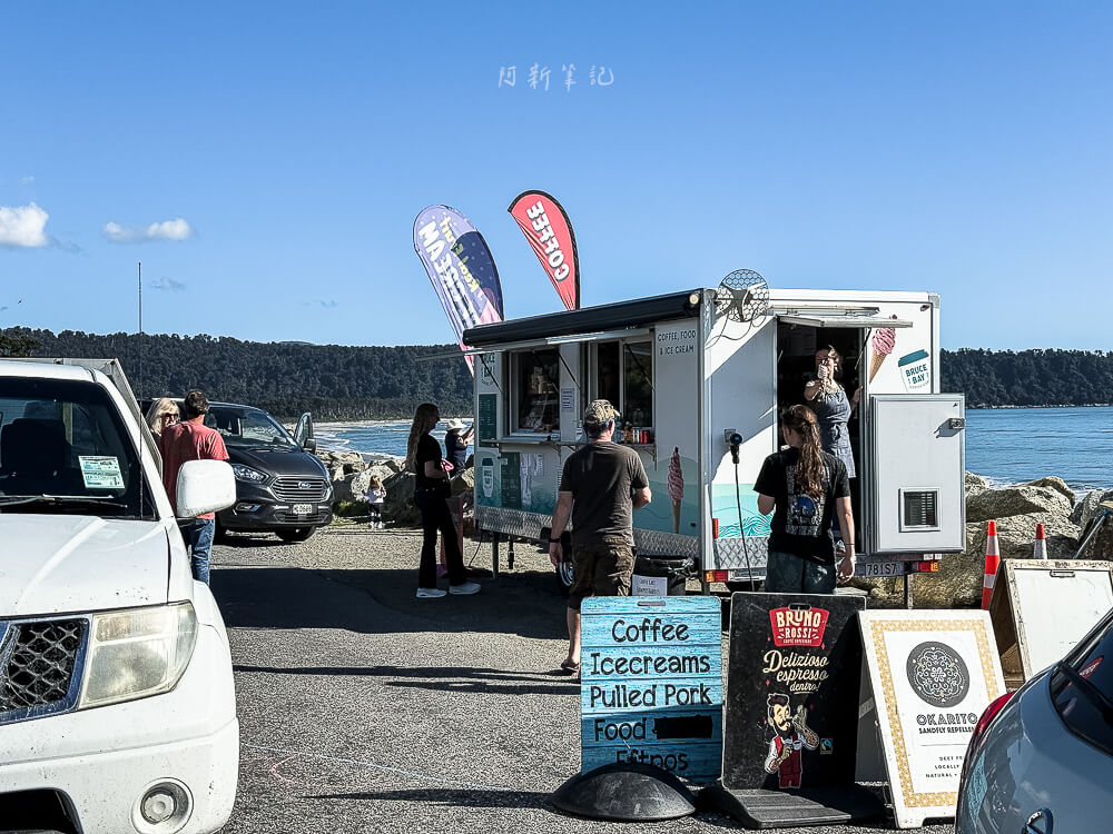 Bruce Bay Coffee Cart,紐西蘭咖啡車,西岸咖啡推薦,紐西蘭自駕咖啡站,南島海邊咖啡,紐西蘭自駕秘境,紐西蘭美食推薦,Bruce Bay景點,紐西蘭打卡咖啡車,紐西蘭公路美食,紐西蘭沿途咖啡,南島咖啡推薦,Bruce Bay休息站,紐西蘭景觀咖啡,南島海岸景點,紐西蘭自由行路線,南島咖啡地圖,紐西蘭露營自駕,Bruce Bay stop,紐西蘭西岸行程