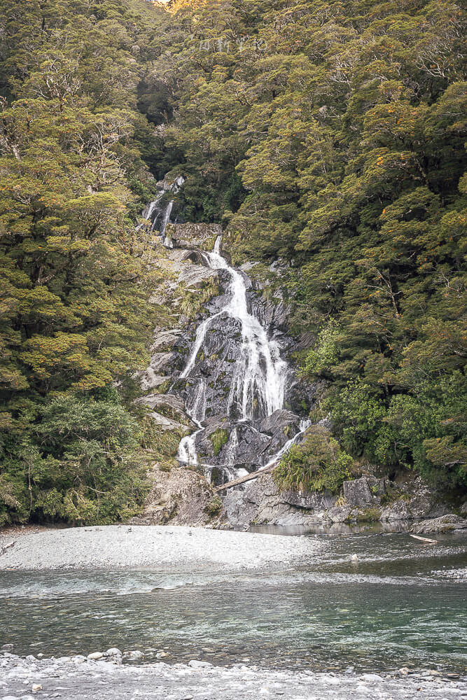Fantail Falls,紐西蘭Fantail Falls,南島瀑布推薦,紐西蘭瀑布景點,Haast Pass景點,紐西蘭自然景點推薦,紐西蘭自由行景點,南島自駕行程,紐西蘭拍照景點,Fantail Falls步道,紐西蘭親子景點推薦,西岸自駕景點,紐西蘭短步道,Haast瀑布推薦,紐西蘭旅遊打卡景點,南島森林步道,紐西蘭野餐景點,紐西蘭河景步道,Fantail瀑布,紐西蘭旅遊行程推薦