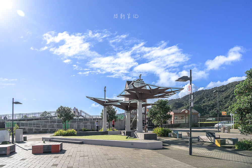 Greymouth Clocktower,雷茅斯鐘樓,Greymouth景點,紐西蘭鐘樓,紐西蘭歷史建築,Greymouth拍照景點,紐西蘭西岸景點,Greymouth自由行,Greymouth打卡景點,雷茅斯市中心,紐西蘭自駕景點推薦,南島自駕行程,Greymouth市區景點,紐西蘭特色建築,Greymouth小鎮景點,Greymouth必去景點,紐西蘭旅遊景點推薦,西岸中繼站,紐西蘭懷舊景點,Greymouth散步路線 紐西蘭 Greymouth 市中心廣場金屬棚架雕塑