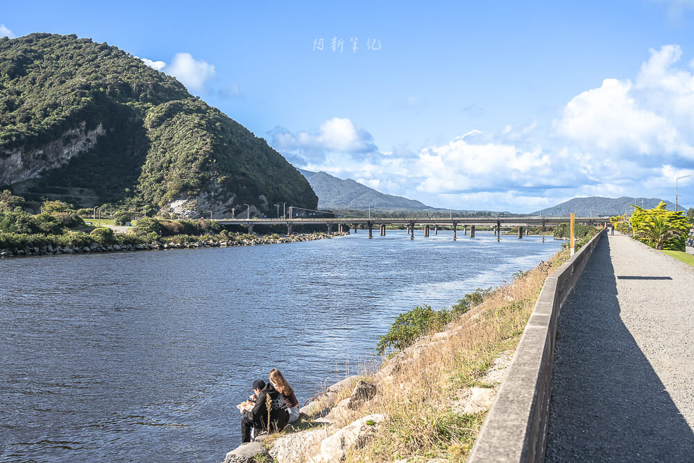 Greymouth Clocktower,雷茅斯鐘樓,Greymouth景點,紐西蘭鐘樓,紐西蘭歷史建築,Greymouth拍照景點,紐西蘭西岸景點,Greymouth自由行,Greymouth打卡景點,雷茅斯市中心,紐西蘭自駕景點推薦,南島自駕行程,Greymouth市區景點,紐西蘭特色建築,Greymouth小鎮景點,Greymouth必去景點,紐西蘭旅遊景點推薦,西岸中繼站,紐西蘭懷舊景點,Greymouth散步路線 紐西蘭 Greymouth 河堤邊曬太陽的旅人