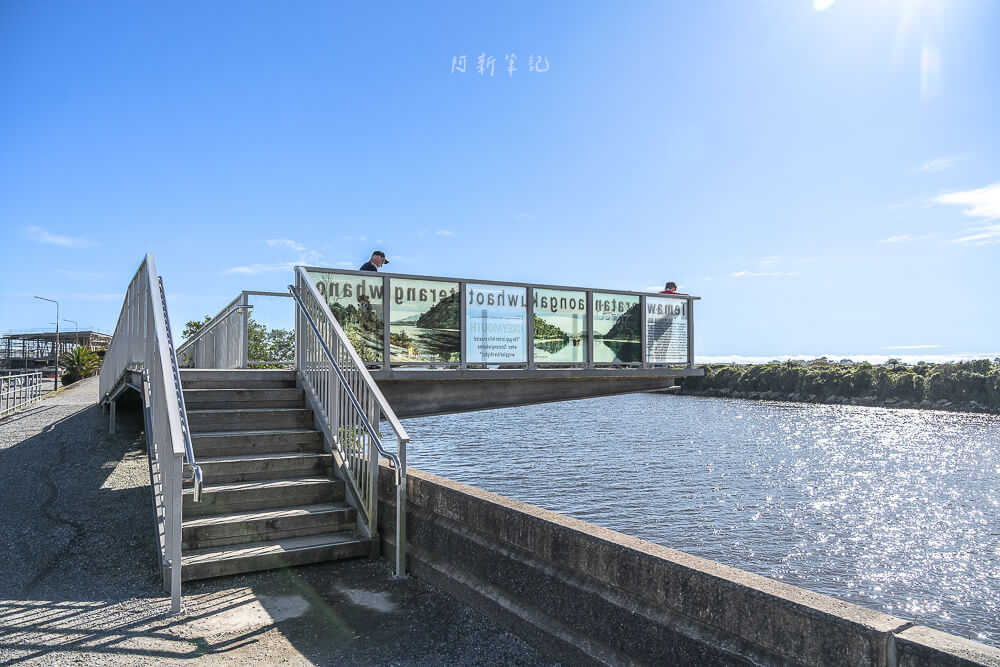 Greymouth Clocktower,雷茅斯鐘樓,Greymouth景點,紐西蘭鐘樓,紐西蘭歷史建築,Greymouth拍照景點,紐西蘭西岸景點,Greymouth自由行,Greymouth打卡景點,雷茅斯市中心,紐西蘭自駕景點推薦,南島自駕行程,Greymouth市區景點,紐西蘭特色建築,Greymouth小鎮景點,Greymouth必去景點,紐西蘭旅遊景點推薦,西岸中繼站,紐西蘭懷舊景點,Greymouth散步路線 紐西蘭 Greymouth 防洪堤觀景平台與Grey River