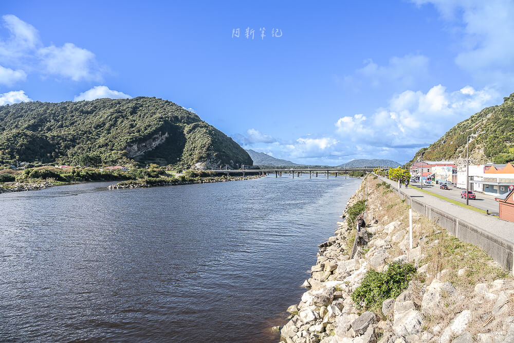 Greymouth Clocktower,雷茅斯鐘樓,Greymouth景點,紐西蘭鐘樓,紐西蘭歷史建築,Greymouth拍照景點,紐西蘭西岸景點,Greymouth自由行,Greymouth打卡景點,雷茅斯市中心,紐西蘭自駕景點推薦,南島自駕行程,Greymouth市區景點,紐西蘭特色建築,Greymouth小鎮景點,Greymouth必去景點,紐西蘭旅遊景點推薦,西岸中繼站,紐西蘭懷舊景點,Greymouth散步路線 紐西蘭 Greymouth Cobden大橋與河岸街景