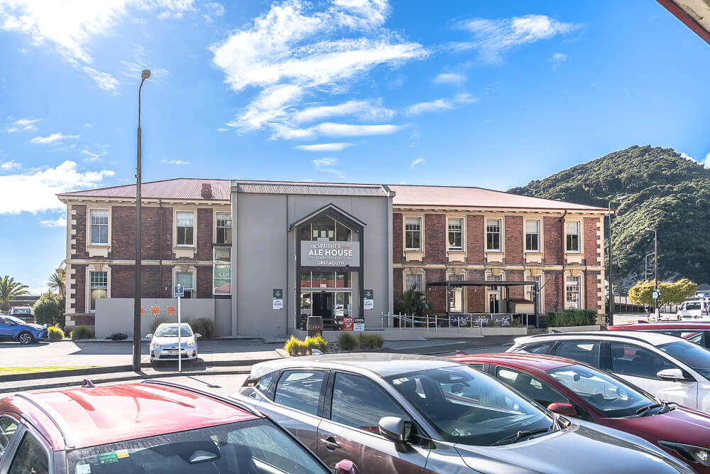 Greymouth Railway Station,格雷茅斯火車站,TranzAlpine終點站,紐西蘭景觀火車,紐西蘭火車站,Greymouth交通,TranzAlpine火車,南島火車旅行,Greymouth火車接駁,紐西蘭火車行程,Greymouth自駕中繼,Greymouth景點推薦,西岸交通樞紐,紐西蘭西岸自由行,Greymouth租車地點,Greymouth火車站停車,Greymouth火車站拍照,紐西蘭火車自由行,TranzAlpine旅遊攻略,紐西蘭火車轉自駕