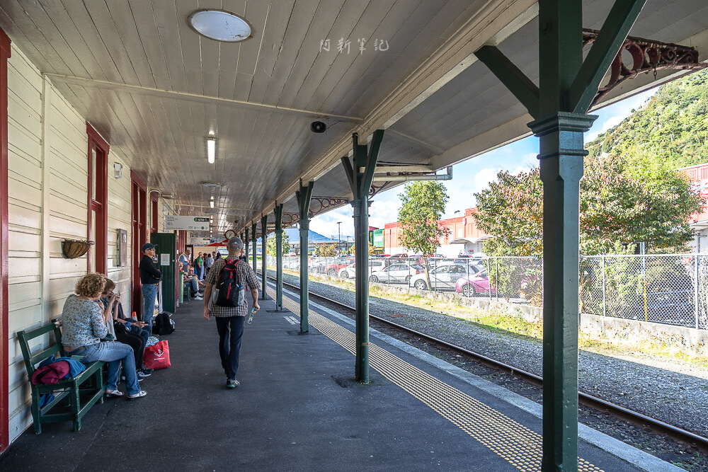 Greymouth Railway Station,格雷茅斯火車站,TranzAlpine終點站,紐西蘭景觀火車,紐西蘭火車站,Greymouth交通,TranzAlpine火車,南島火車旅行,Greymouth火車接駁,紐西蘭火車行程,Greymouth自駕中繼,Greymouth景點推薦,西岸交通樞紐,紐西蘭西岸自由行,Greymouth租車地點,Greymouth火車站停車,Greymouth火車站拍照,紐西蘭火車自由行,TranzAlpine旅遊攻略,紐西蘭火車轉自駕