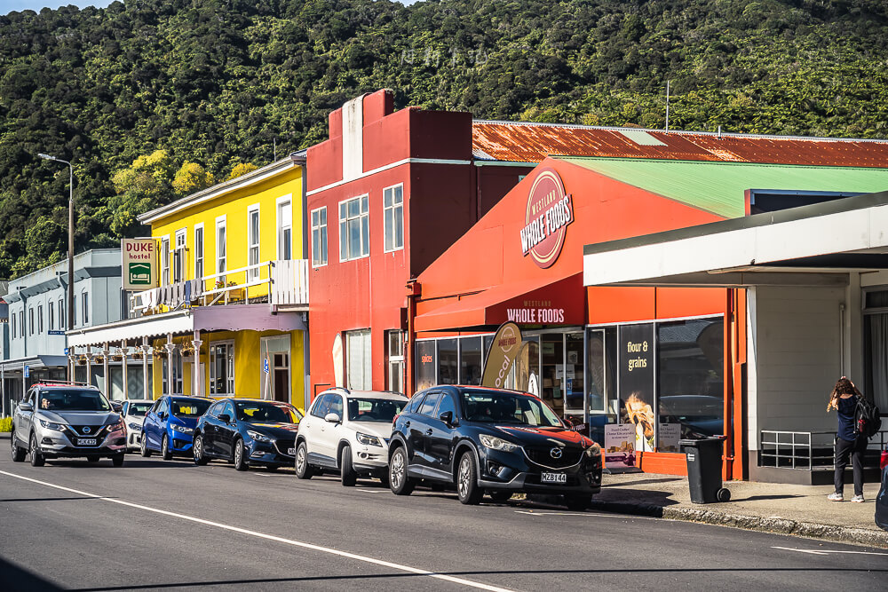 Greymouth,格雷茅斯,Greymouth景點推薦,Greymouth自由行,Greymouth市區,紐西蘭西岸,紐西蘭南島 紐西蘭 Greymouth 彩色店面與背後山壁