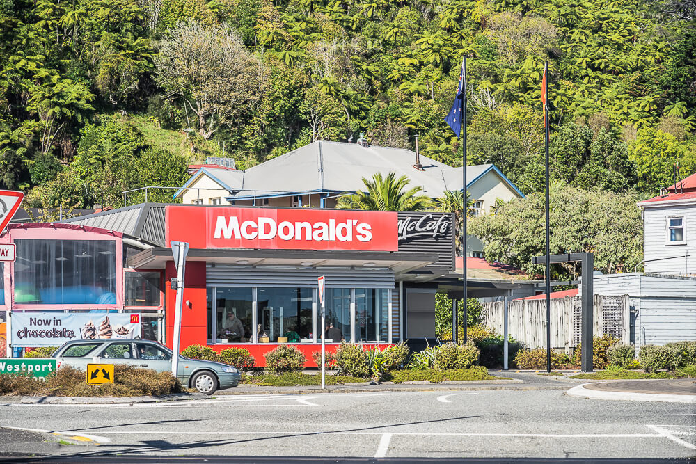 Greymouth,格雷茅斯,Greymouth景點推薦,Greymouth自由行,Greymouth市區,紐西蘭西岸,紐西蘭南島 紐西蘭 Greymouth 麥當勞與背後雨林