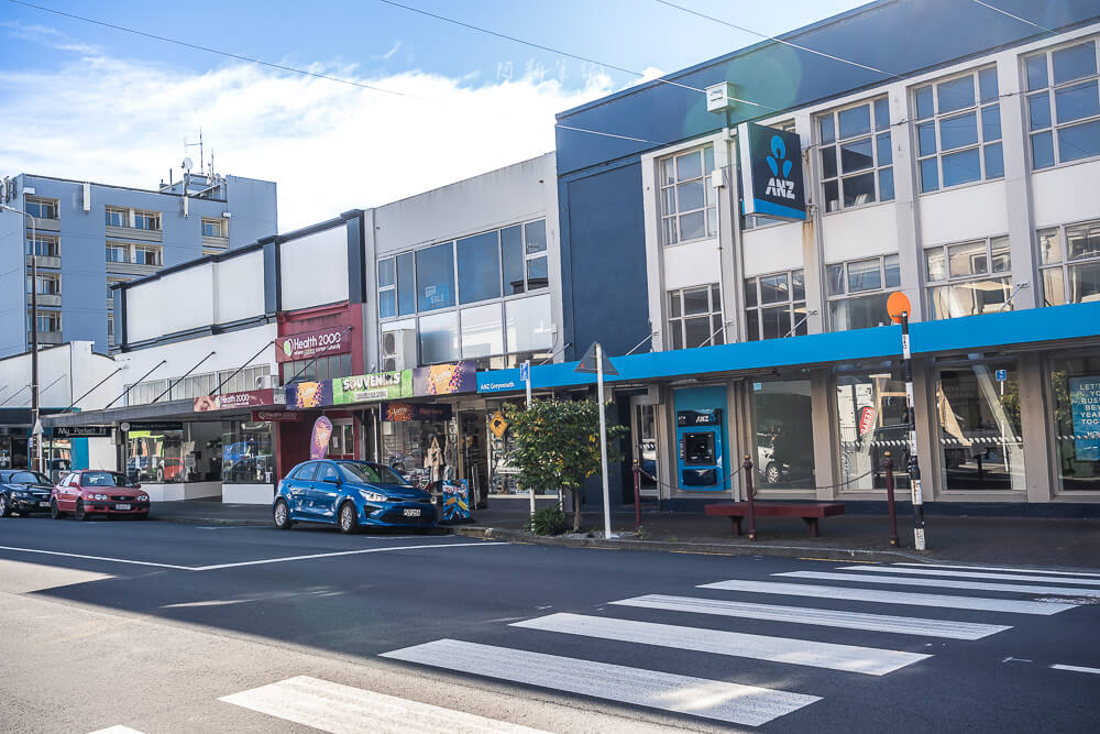 Greymouth,格雷茅斯,Greymouth景點推薦,Greymouth自由行,Greymouth市區,紐西蘭西岸,紐西蘭南島 紐西蘭 Greymouth 主街商店與ANZ銀行