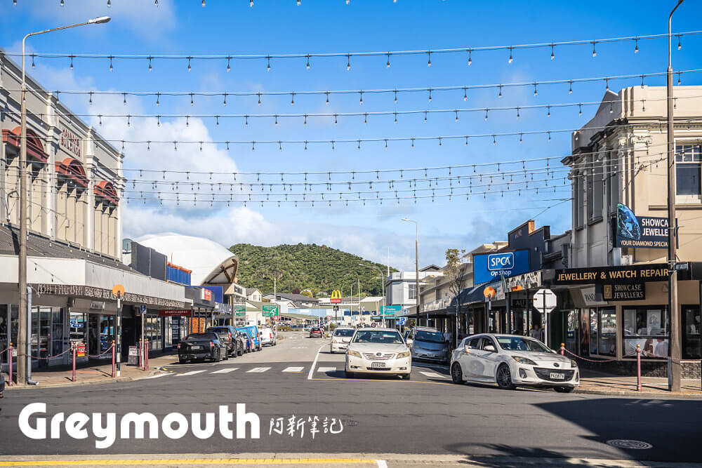 Greymouth,格雷茅斯,Greymouth景點推薦,Greymouth自由行,Greymouth市區,紐西蘭西岸,紐西蘭南島 紐西蘭 Greymouth 市區主街與燈串