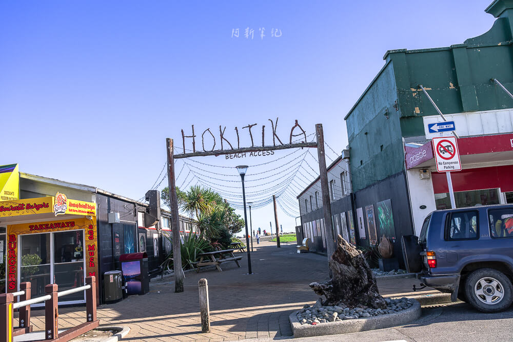 Hokitika Beach Sign,HOKITIKA漂流木標誌,Hokitika打卡景點,紐西蘭拍照景點推薦,紐西蘭西岸景點,紐西蘭IG景點,Hokitika Beach,霍基蒂卡海灘,紐西蘭海灘景點,紐西蘭自由行景點,西岸海景推薦,Hokitika海邊,Hokitika漂流木藝術,紐西蘭漂流木裝置,紐西蘭拍網美照景點,南島打卡推薦,紐西蘭打卡地標,Hokitika日落,紐西蘭藝術裝置,紐西蘭自駕景點