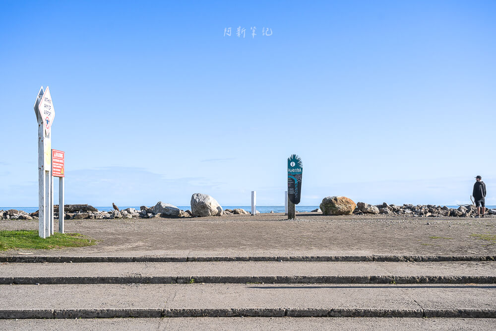Hokitika Beach Sign,HOKITIKA漂流木標誌,Hokitika打卡景點,紐西蘭拍照景點推薦,紐西蘭西岸景點,紐西蘭IG景點,Hokitika Beach,霍基蒂卡海灘,紐西蘭海灘景點,紐西蘭自由行景點,西岸海景推薦,Hokitika海邊,Hokitika漂流木藝術,紐西蘭漂流木裝置,紐西蘭拍網美照景點,南島打卡推薦,紐西蘭打卡地標,Hokitika日落,紐西蘭藝術裝置,紐西蘭自駕景點