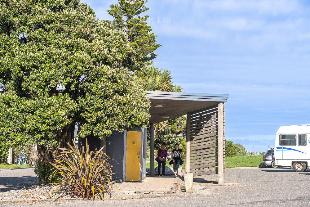 Hokitika Beach Sign,HOKITIKA漂流木標誌,Hokitika打卡景點,紐西蘭拍照景點推薦,紐西蘭西岸景點,紐西蘭IG景點,Hokitika Beach,霍基蒂卡海灘,紐西蘭海灘景點,紐西蘭自由行景點,西岸海景推薦,Hokitika海邊,Hokitika漂流木藝術,紐西蘭漂流木裝置,紐西蘭拍網美照景點,南島打卡推薦,紐西蘭打卡地標,Hokitika日落,紐西蘭藝術裝置,紐西蘭自駕景點