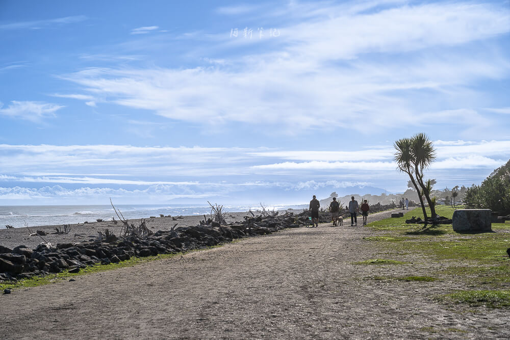 Hokitika Beach Sign,HOKITIKA漂流木標誌,Hokitika打卡景點,紐西蘭拍照景點推薦,紐西蘭西岸景點,紐西蘭IG景點,Hokitika Beach,霍基蒂卡海灘,紐西蘭海灘景點,紐西蘭自由行景點,西岸海景推薦,Hokitika海邊,Hokitika漂流木藝術,紐西蘭漂流木裝置,紐西蘭拍網美照景點,南島打卡推薦,紐西蘭打卡地標,Hokitika日落,紐西蘭藝術裝置,紐西蘭自駕景點