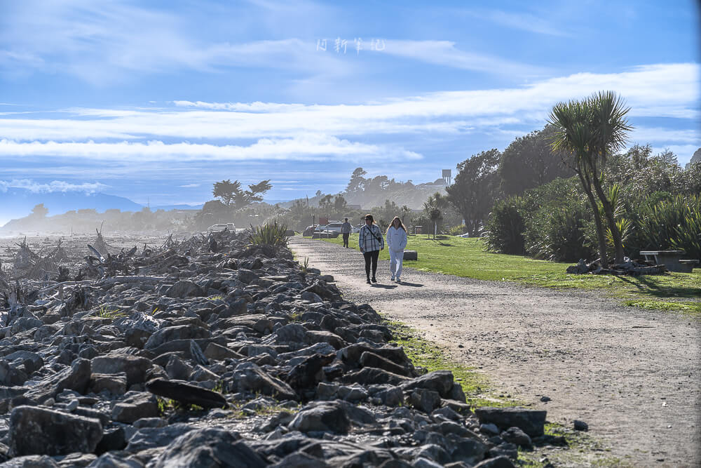 Hokitika Beach Sign,HOKITIKA漂流木標誌,Hokitika打卡景點,紐西蘭拍照景點推薦,紐西蘭西岸景點,紐西蘭IG景點,Hokitika Beach,霍基蒂卡海灘,紐西蘭海灘景點,紐西蘭自由行景點,西岸海景推薦,Hokitika海邊,Hokitika漂流木藝術,紐西蘭漂流木裝置,紐西蘭拍網美照景點,南島打卡推薦,紐西蘭打卡地標,Hokitika日落,紐西蘭藝術裝置,紐西蘭自駕景點