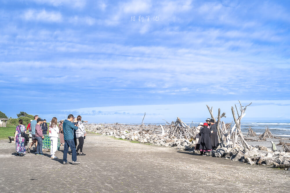 Hokitika Beach Sign,HOKITIKA漂流木標誌,Hokitika打卡景點,紐西蘭拍照景點推薦,紐西蘭西岸景點,紐西蘭IG景點,Hokitika Beach,霍基蒂卡海灘,紐西蘭海灘景點,紐西蘭自由行景點,西岸海景推薦,Hokitika海邊,Hokitika漂流木藝術,紐西蘭漂流木裝置,紐西蘭拍網美照景點,南島打卡推薦,紐西蘭打卡地標,Hokitika日落,紐西蘭藝術裝置,紐西蘭自駕景點
