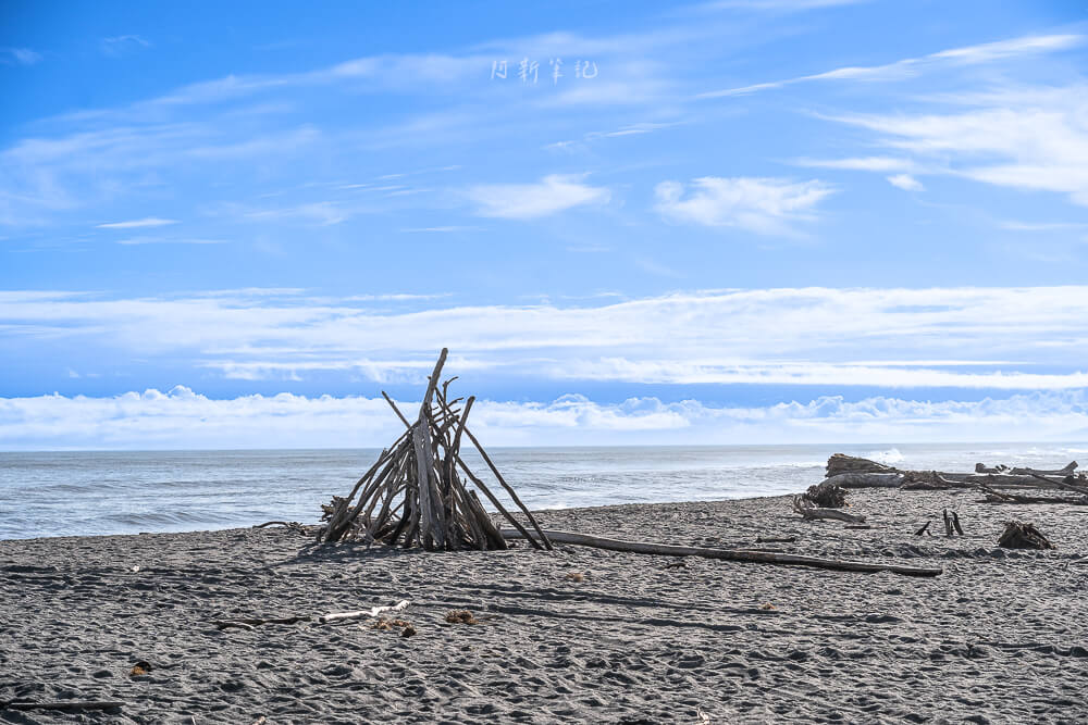 Hokitika Beach Sign,HOKITIKA漂流木標誌,Hokitika打卡景點,紐西蘭拍照景點推薦,紐西蘭西岸景點,紐西蘭IG景點,Hokitika Beach,霍基蒂卡海灘,紐西蘭海灘景點,紐西蘭自由行景點,西岸海景推薦,Hokitika海邊,Hokitika漂流木藝術,紐西蘭漂流木裝置,紐西蘭拍網美照景點,南島打卡推薦,紐西蘭打卡地標,Hokitika日落,紐西蘭藝術裝置,紐西蘭自駕景點
