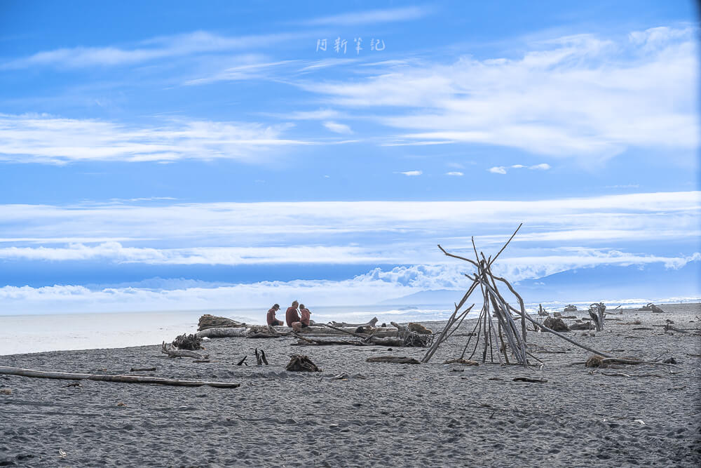 Hokitika Beach Sign,HOKITIKA漂流木標誌,Hokitika打卡景點,紐西蘭拍照景點推薦,紐西蘭西岸景點,紐西蘭IG景點,Hokitika Beach,霍基蒂卡海灘,紐西蘭海灘景點,紐西蘭自由行景點,西岸海景推薦,Hokitika海邊,Hokitika漂流木藝術,紐西蘭漂流木裝置,紐西蘭拍網美照景點,南島打卡推薦,紐西蘭打卡地標,Hokitika日落,紐西蘭藝術裝置,紐西蘭自駕景點