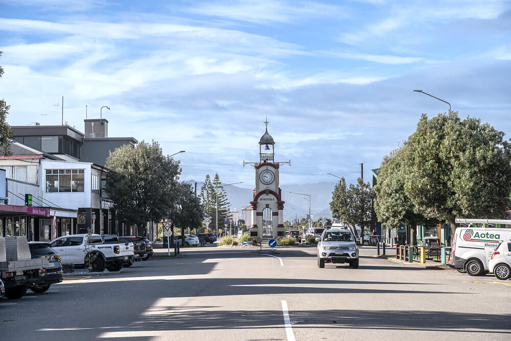 《Hokitika》大家聽過這個名字嗎？這趟紐西蘭自由行跑了很多特別小鎮，好比這篇要介紹的Hokitika 霍基蒂卡就是其一。其實原本規畫在格雷茅斯 Greymouth住一晚，但霍基蒂卡螢火蟲洞太跟霍基蒂卡藍色牛奶湖太吸引我，所以才改選《Hokitika》。在Hokitika住了一晚，發現這裡根本是寶藏！它擁有全紐西蘭最夢幻的「蒂芬妮藍」河水，晚上走進路邊樹叢就能看到免費的滿天螢火蟲，還有那傳說中的「銀魚披薩」。作為西岸最大的玉石產地，Hokitika充滿了藝術氣息與狂野的自然美景。這篇就幫大家整理《Hokitika》的一日遊必玩、必吃與住宿攻略。